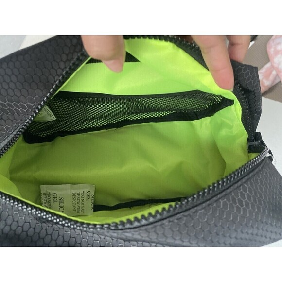 Adidas Team Toiletry Travel Kit Bag Black B172 uisex New with Tags 5143992 - Picture 4 of 16